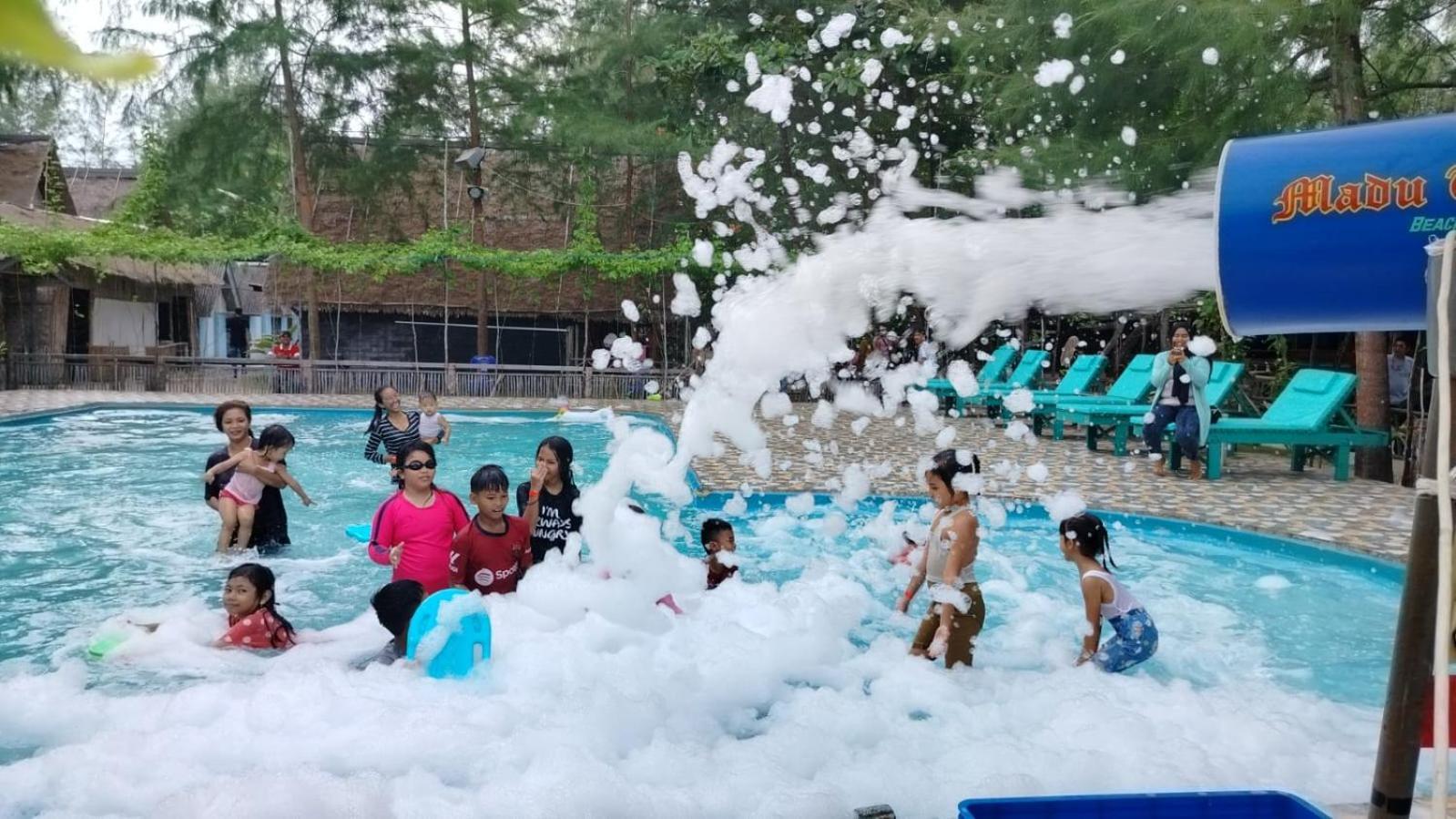 Madu Tiga Beach And Resort Tanjungpinang Zewnętrze zdjęcie
